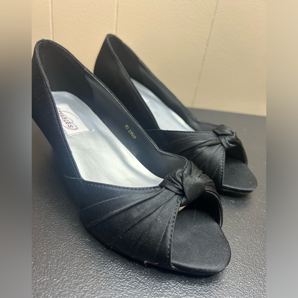 Dyeables Women's Becky Peep-Toe Pump Heels size 9 D